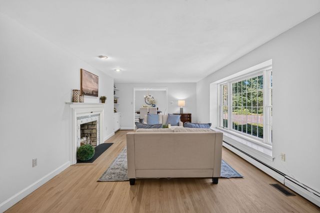 132 Brentwood Cir, North Andover, MA 01845