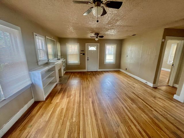 2121 17th Street, Lubbock, TX 79401