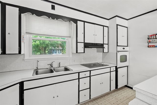 398 W Napier Avenue, Benton Harbor, MI 49022