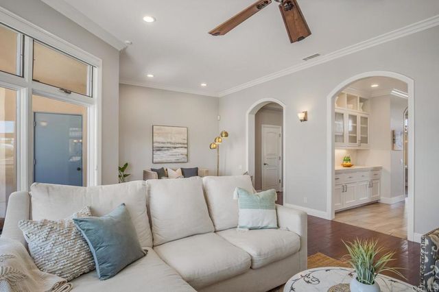 109 Rios Court, Solana Beach, CA 92075