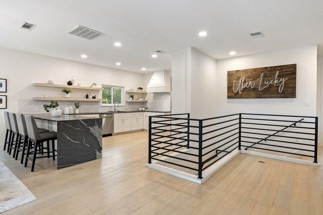 201 Crescent BLF, Lakeway, TX 78734