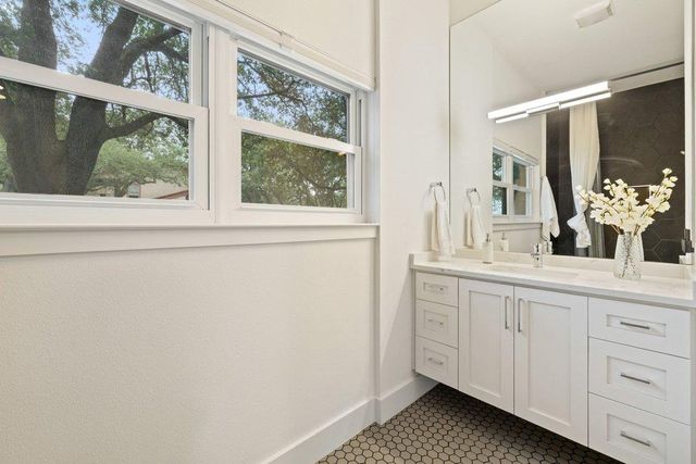 201 Crescent BLF, Lakeway, TX 78734
