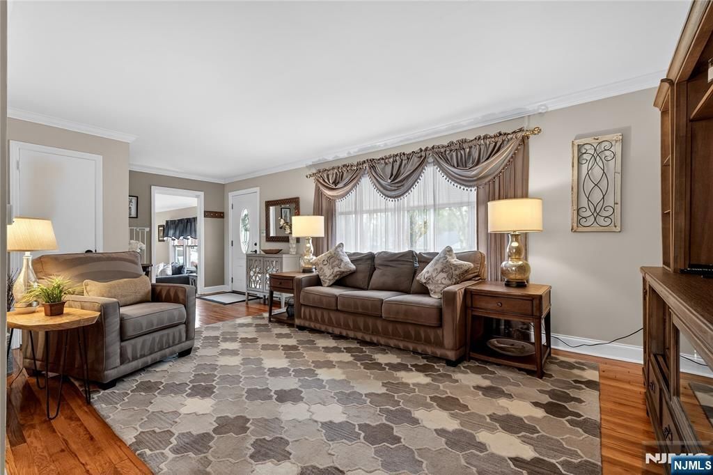 7 Spier Drive, Livingston, NJ 07039