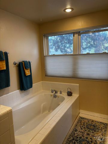 352 W Greensboro Ct, Boise, ID 83706