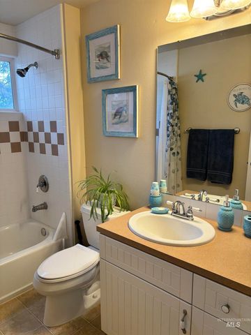 352 W Greensboro Ct, Boise, ID 83706