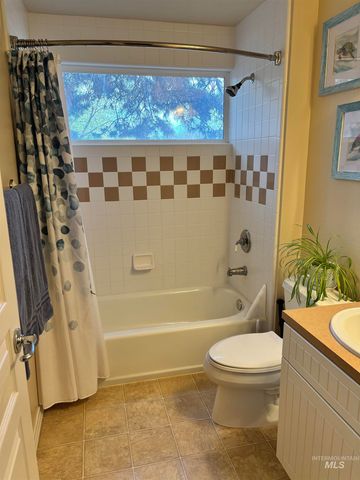 352 W Greensboro Ct, Boise, ID 83706