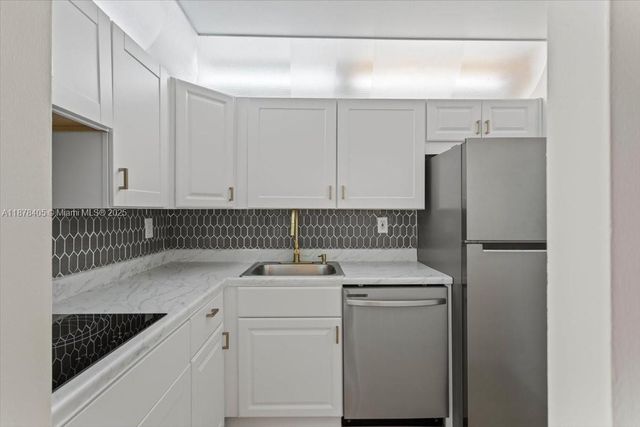 2899 Collins Ave 1104, Miami Beach, FL 33140