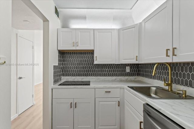 2899 Collins Ave 1104, Miami Beach, FL 33140