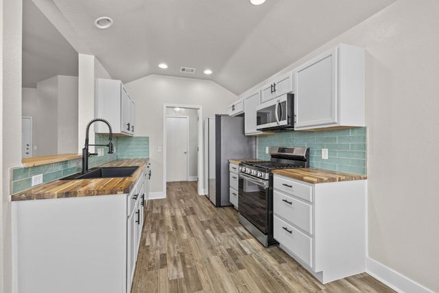 105 Lakemont DR, Hutto, TX 78634