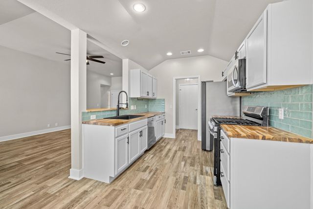105 Lakemont DR, Hutto, TX 78634