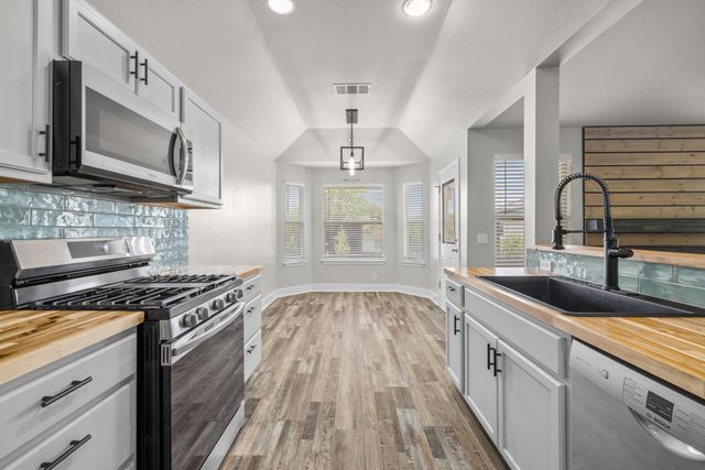 105 Lakemont DR, Hutto, TX 78634