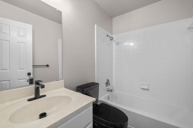 105 Lakemont DR, Hutto, TX 78634