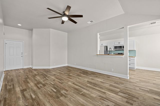 105 Lakemont DR, Hutto, TX 78634