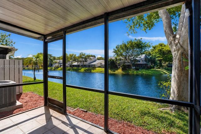 2062 E Discovery Cir E, Deerfield Beach, FL 33442