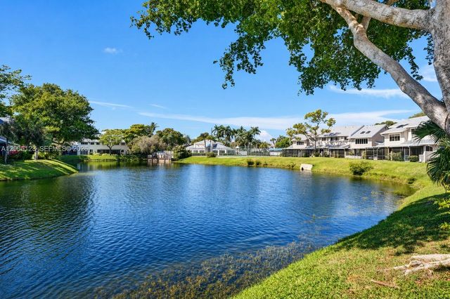 2062 E Discovery Cir E, Deerfield Beach, FL 33442