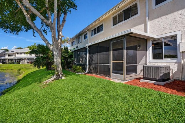2062 E Discovery Cir E, Deerfield Beach, FL 33442