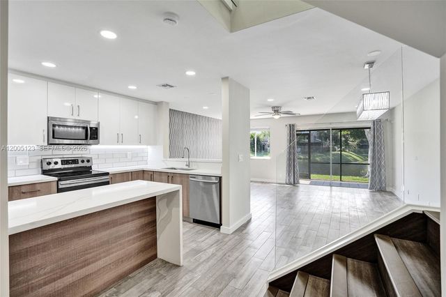 2062 E Discovery Cir E, Deerfield Beach, FL 33442
