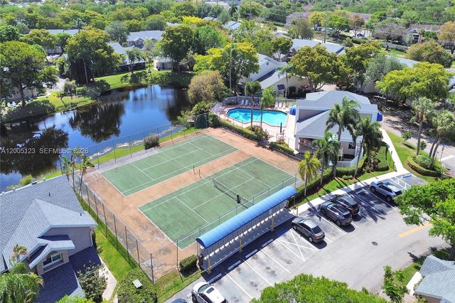 2062 E Discovery Cir E, Deerfield Beach, FL 33442