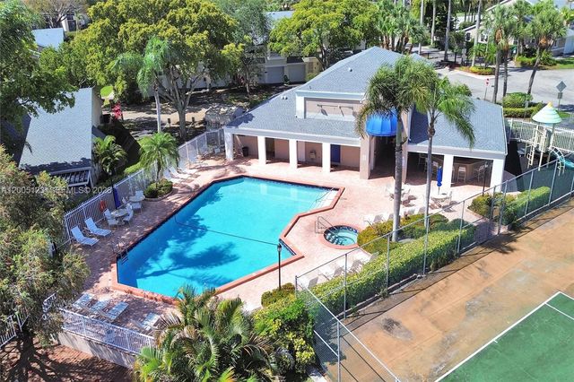 2062 E Discovery Cir E, Deerfield Beach, FL 33442