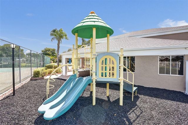 2062 E Discovery Cir E, Deerfield Beach, FL 33442