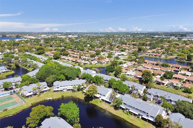 2062 E Discovery Cir E, Deerfield Beach, FL 33442