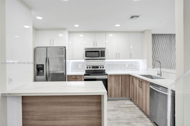 2062 E Discovery Cir E, Deerfield Beach, FL 33442