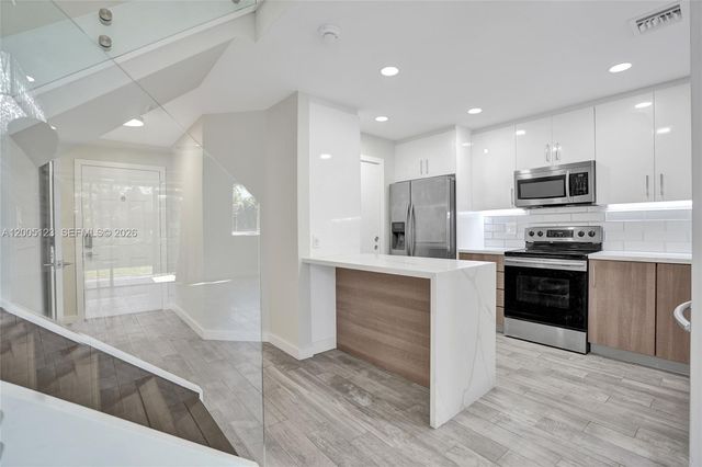 2062 E Discovery Cir E, Deerfield Beach, FL 33442