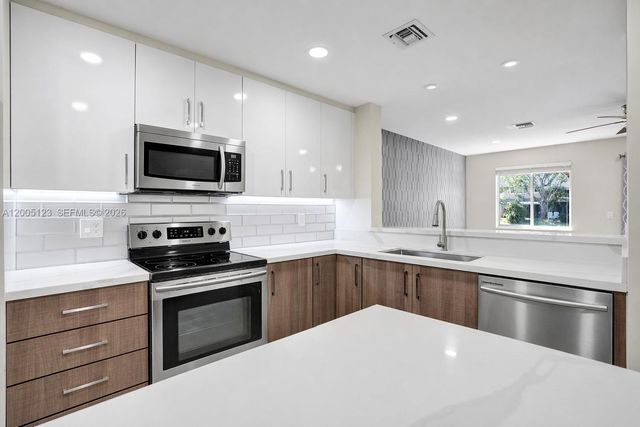 2062 E Discovery Cir E, Deerfield Beach, FL 33442