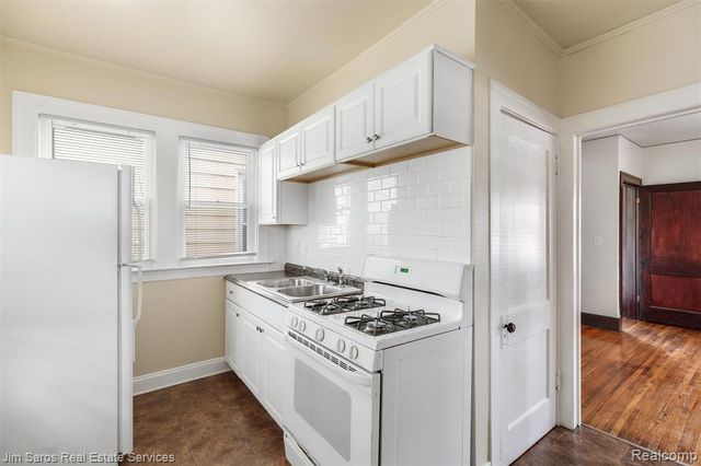 1405 Lakepointe Street, Grosse Pointe Park, MI 48230