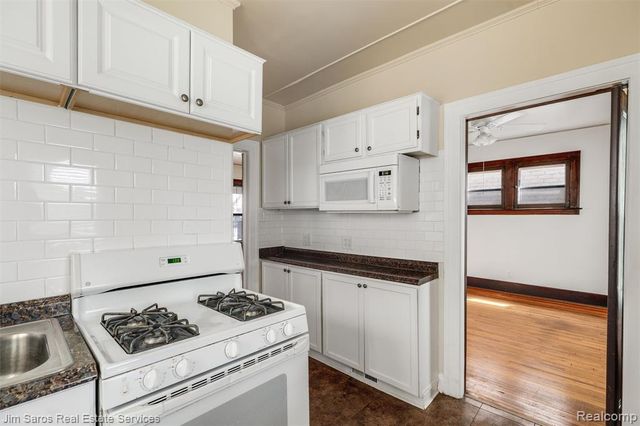 1405 Lakepointe Street, Grosse Pointe Park, MI 48230