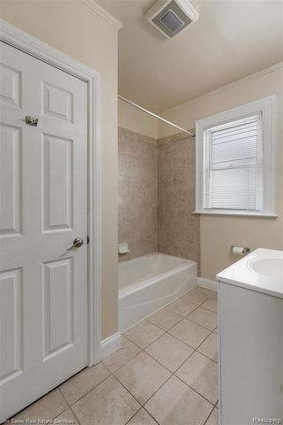 1405 Lakepointe Street, Grosse Pointe Park, MI 48230