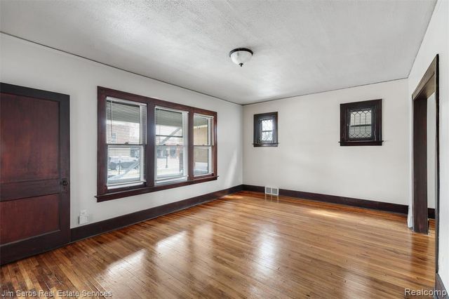 1405 Lakepointe Street, Grosse Pointe Park, MI 48230