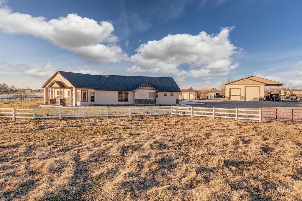 6916 E Brindle Point Dr, Nampa, ID 83687