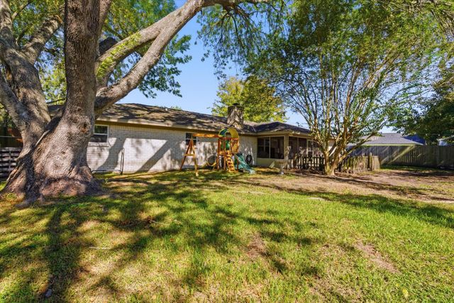 4014 Pin Oak Drive, Mont Belvieu, TX 77523