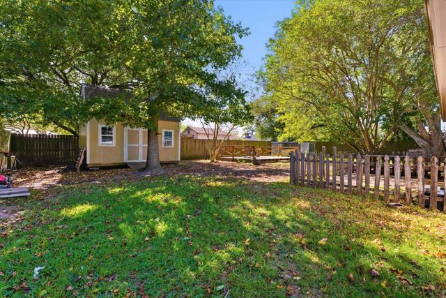 4014 Pin Oak Drive, Mont Belvieu, TX 77523