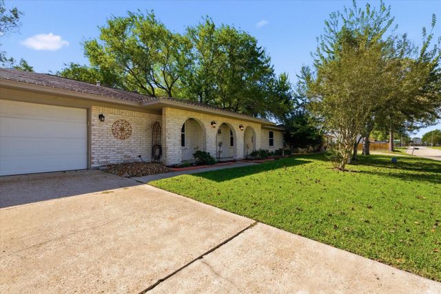 4014 Pin Oak Drive, Mont Belvieu, TX 77523