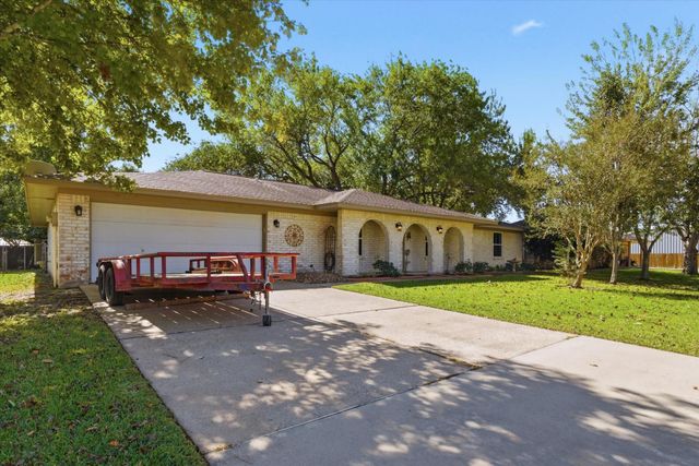 4014 Pin Oak Drive, Mont Belvieu, TX 77523