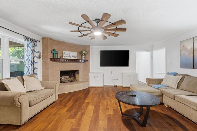 4014 Pin Oak Drive, Mont Belvieu, TX 77523