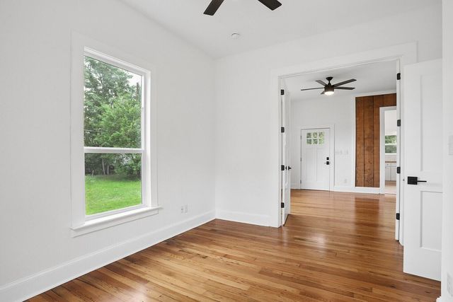 306 Rivers ST, Smithville, TX 78957