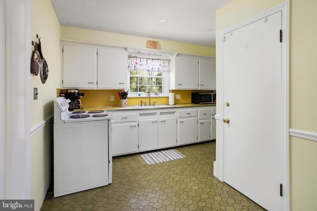 9 WOODLAND RD, Bordentown, NJ 08505