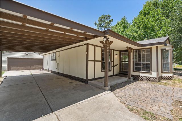221 Oak Ridge Drive, Onalaska, TX 77360