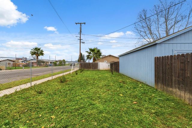 103 W Alluvial Avenue, Pinedale, CA 93650