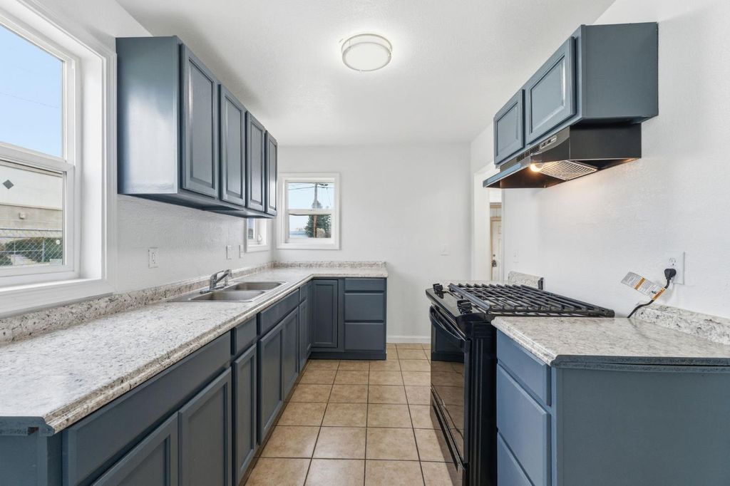 Image 8 of property listing at 103 W Alluvial Avenue, Pinedale, CA 93650