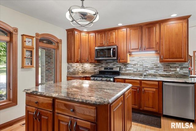 3508 ROOSEVELT Road, Taylorville, IL 62568