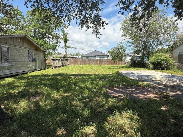 3021 Carver Dr, Corpus Christi, TX 78405