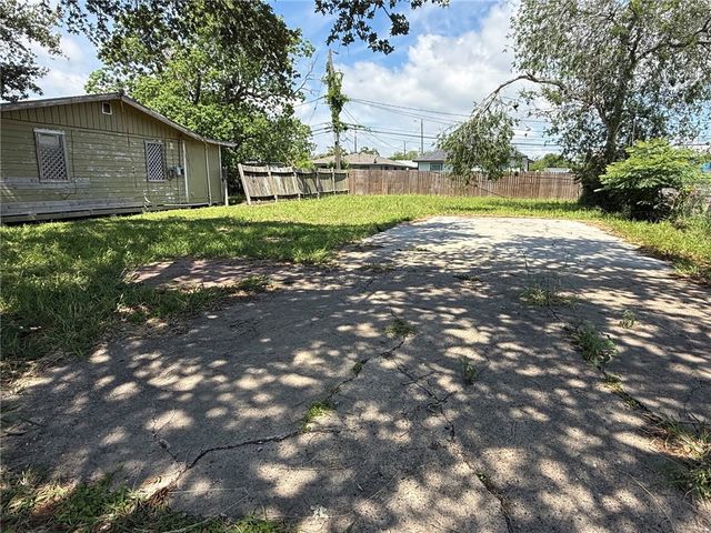 3021 Carver Dr, Corpus Christi, TX 78405