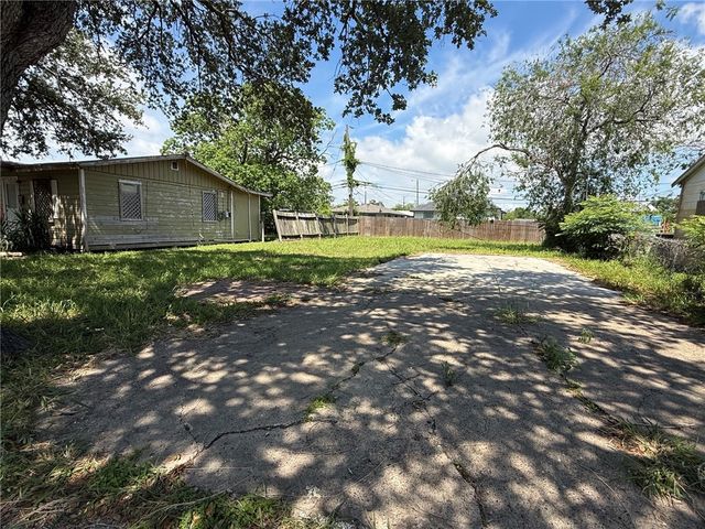 3021 Carver Dr, Corpus Christi, TX 78405