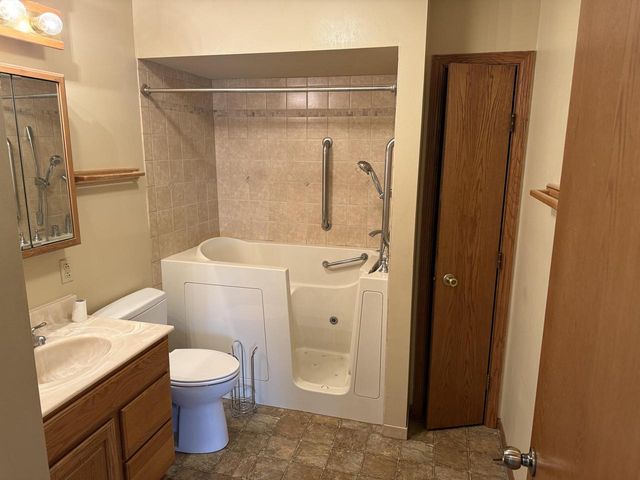 813 Hickory St, Mauston, WI 53948