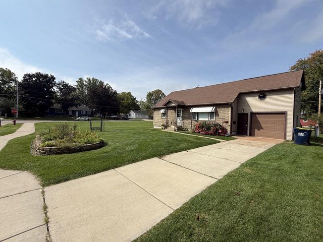 813 Hickory St, Mauston, WI 53948