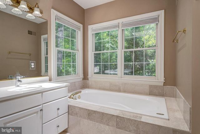 12390 FALKIRK DR, Fairfax, VA 22033